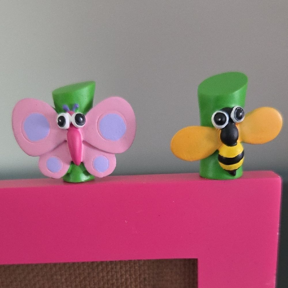 Pink Photo Frame with Insect Clips - Picture 3 of 7